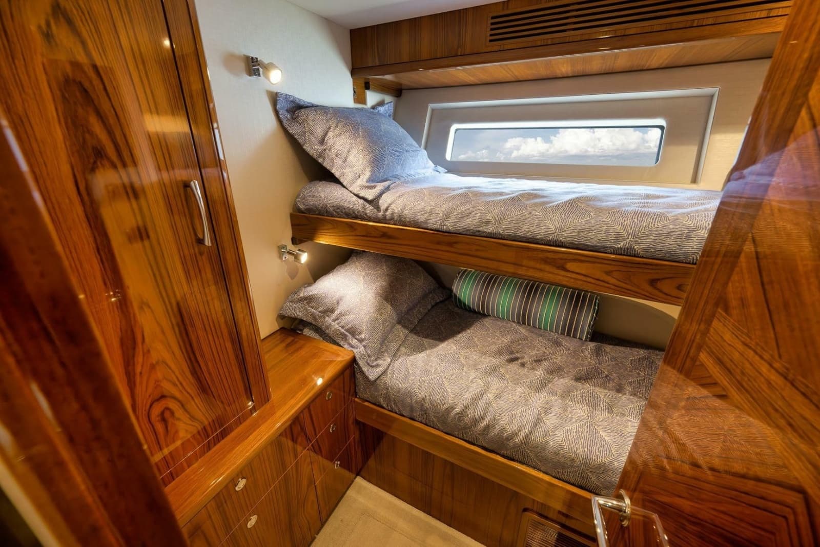 2015 Hatteras GT70 - Photo 52