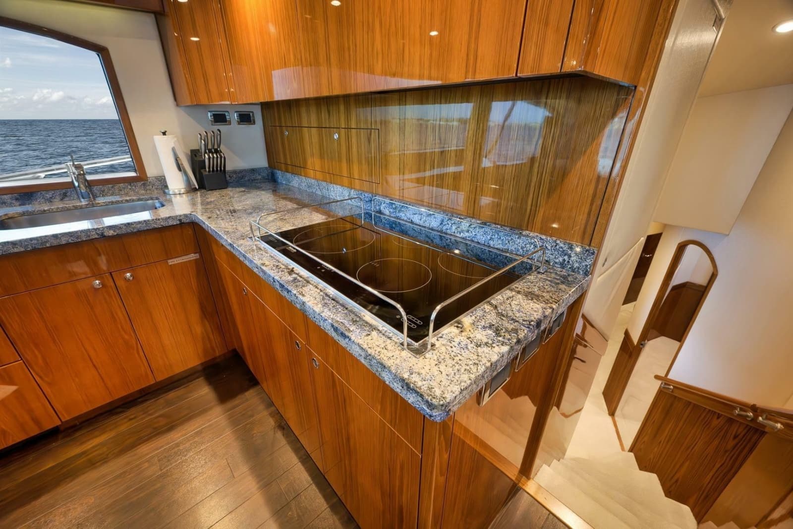 2015 Hatteras GT70 - Photo 38