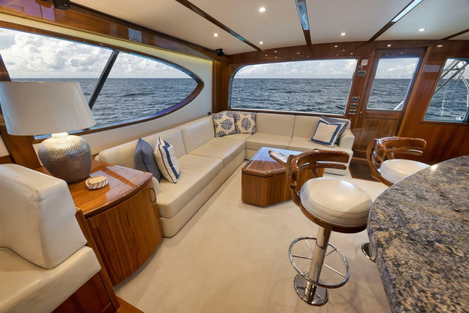 2015 Hatteras GT70 - Photo 30