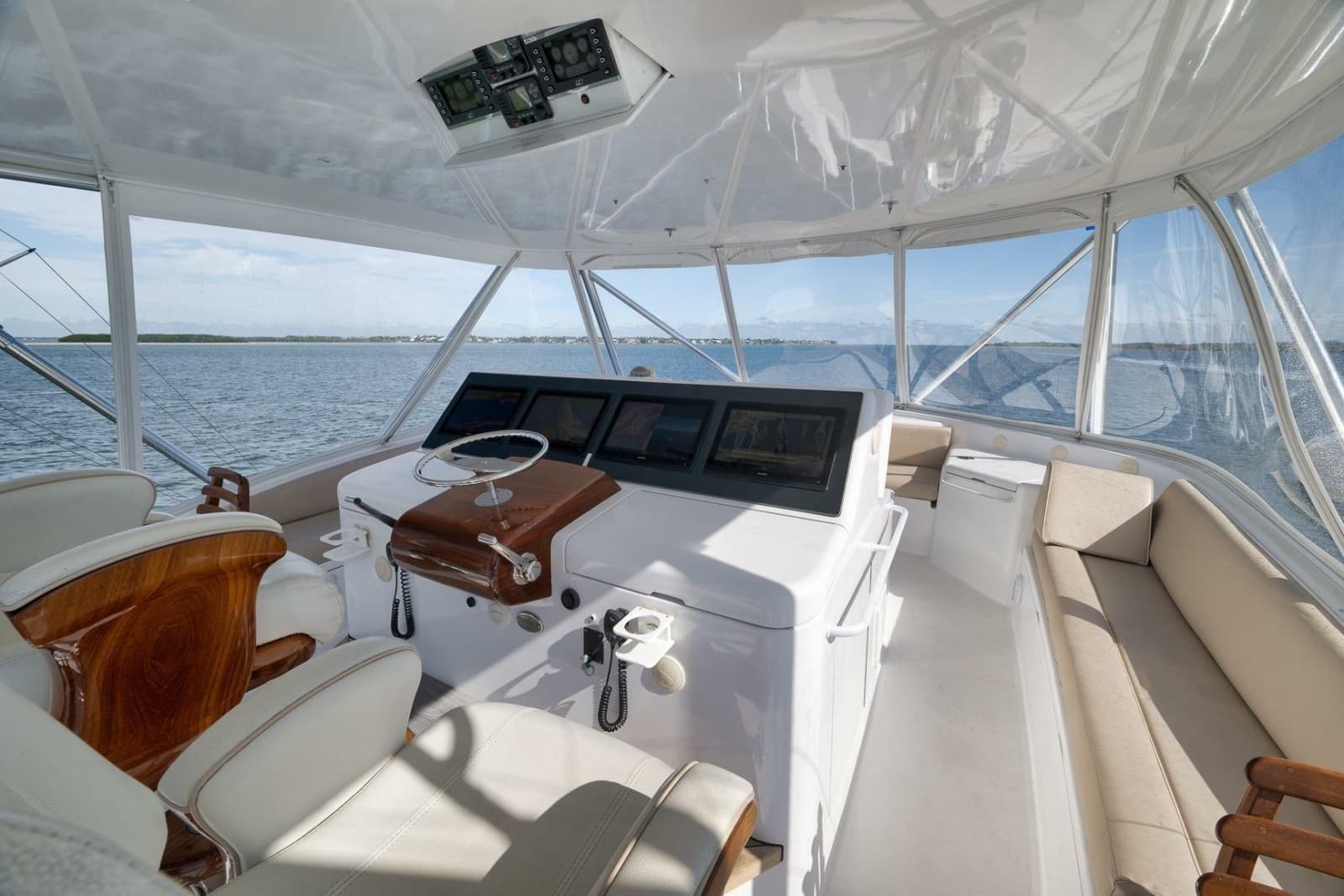 2015 Hatteras GT70 - Photo 67