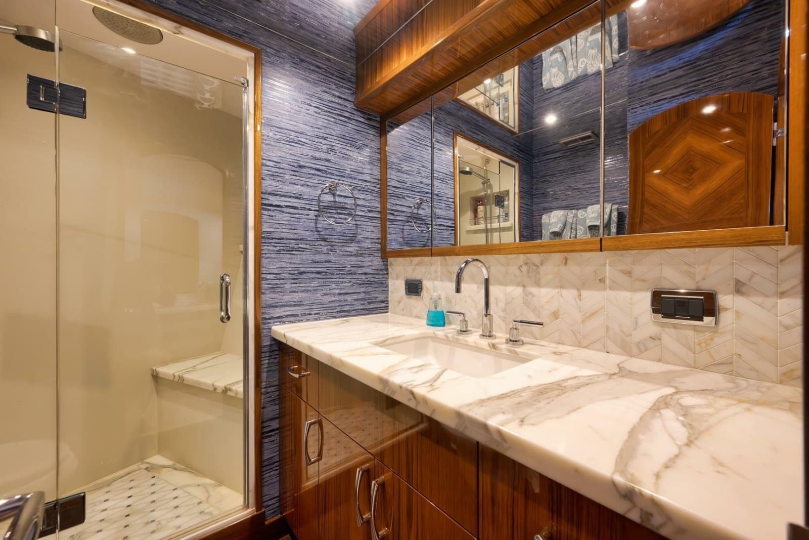 2015 Hatteras GT70 - Photo 45