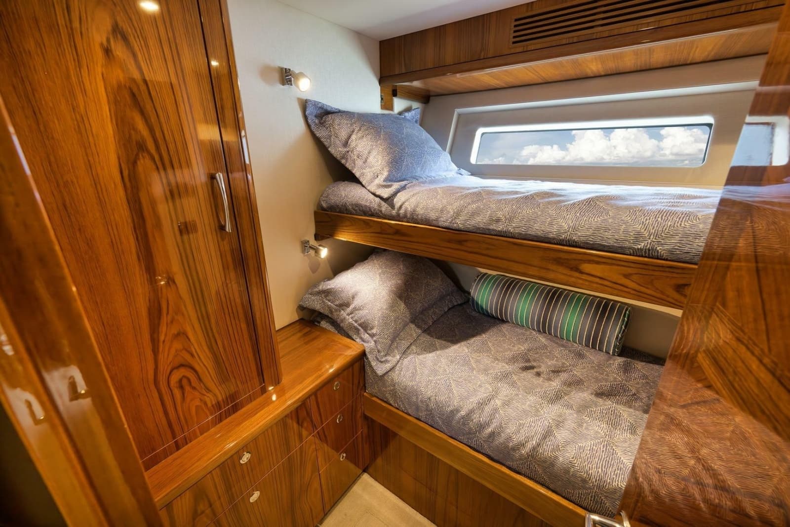 2015 Hatteras GT70 - Photo 53