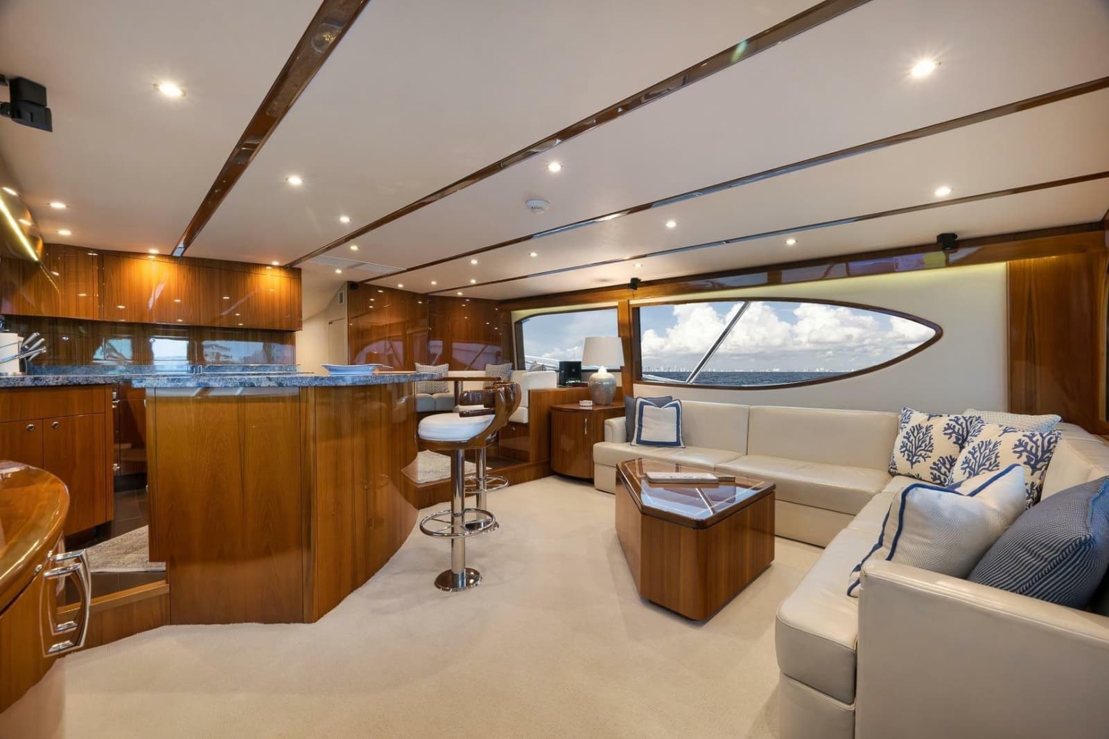 2015 Hatteras GT70 - Photo 28