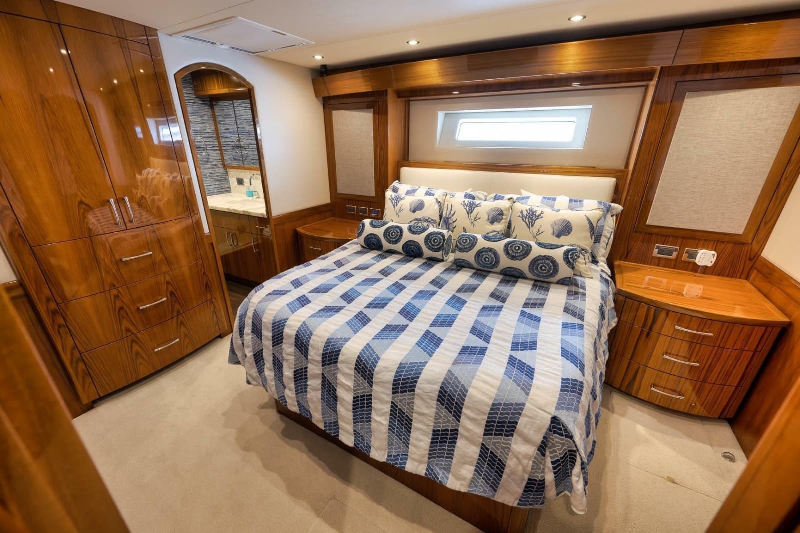 2015 Hatteras GT70 - Photo 42