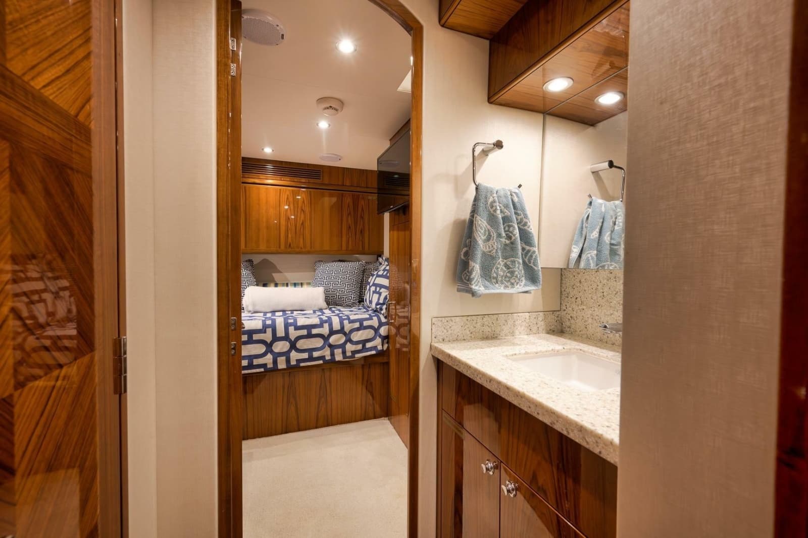 2015 Hatteras GT70 - Photo 58