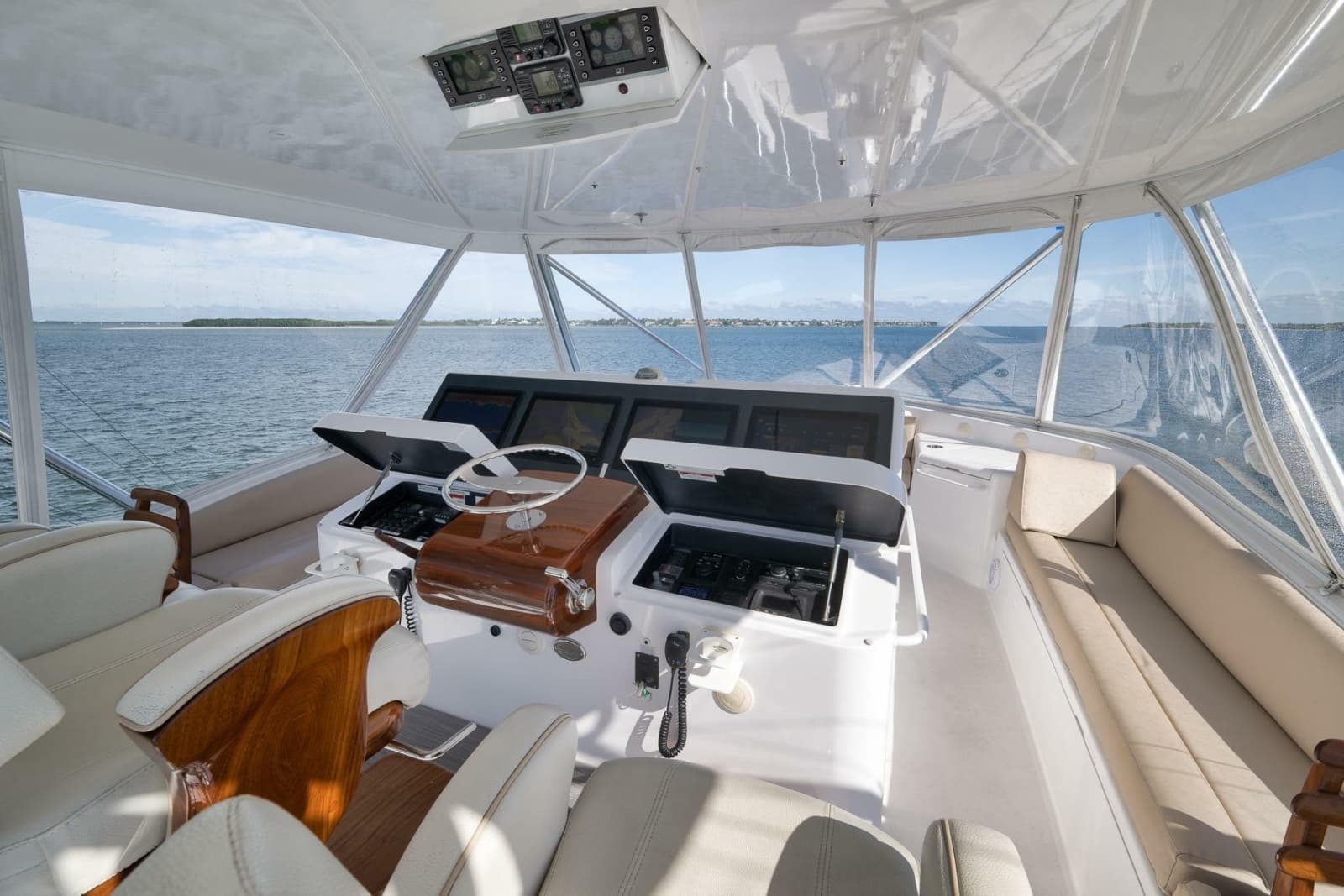 2015 Hatteras GT70 - Photo 61