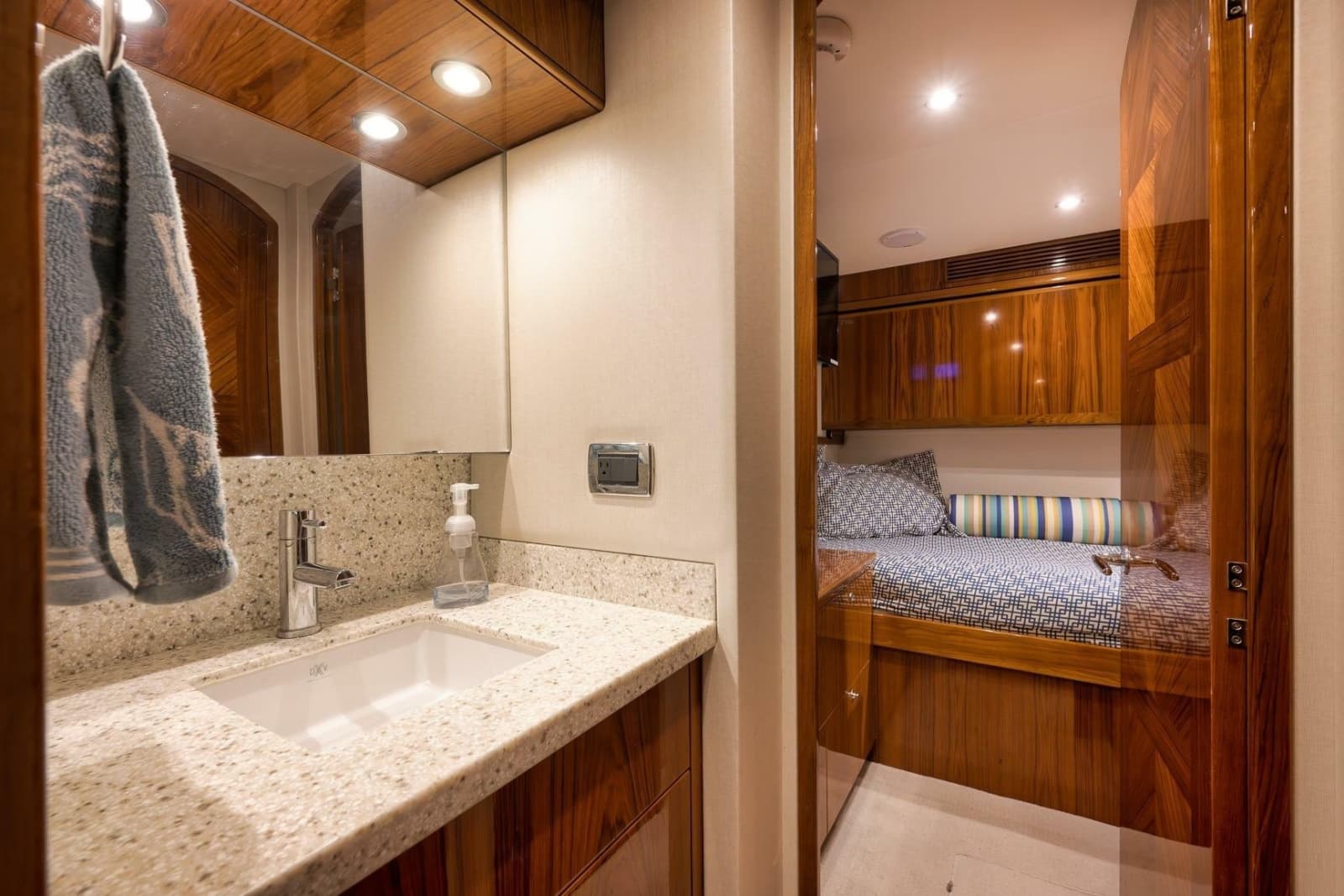 2015 Hatteras GT70 - Photo 55