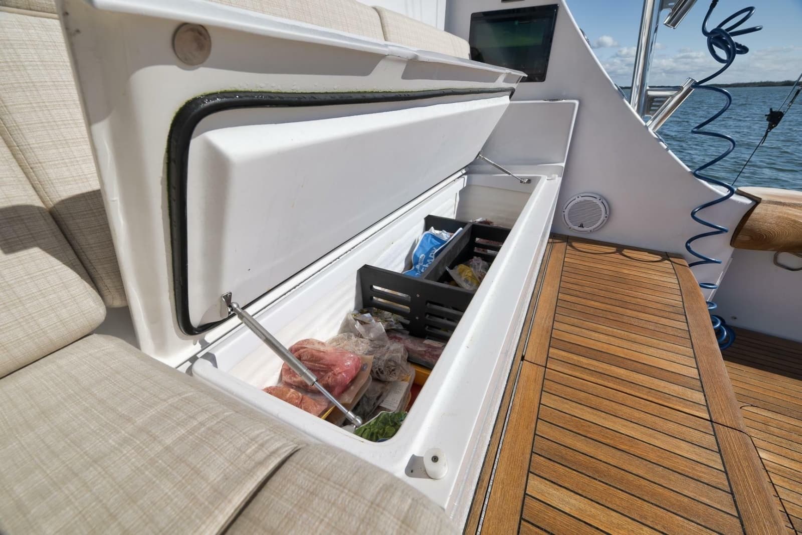 2015 Hatteras GT70 - Photo 22