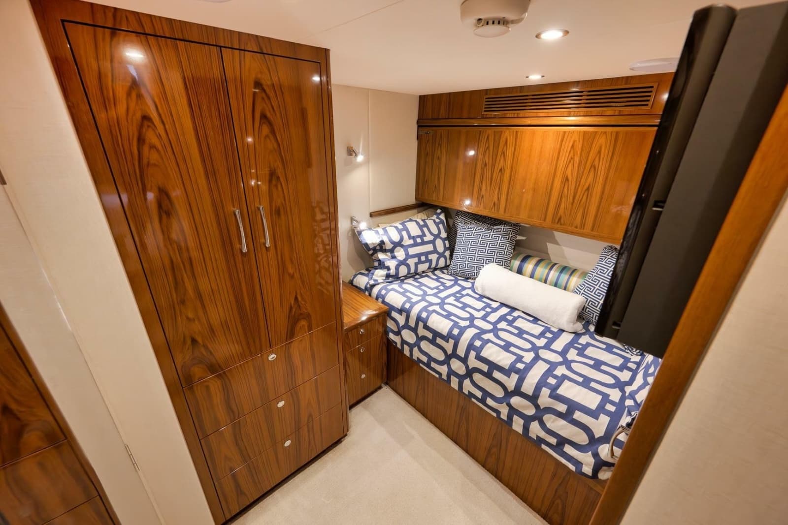 2015 Hatteras GT70 - Photo 57