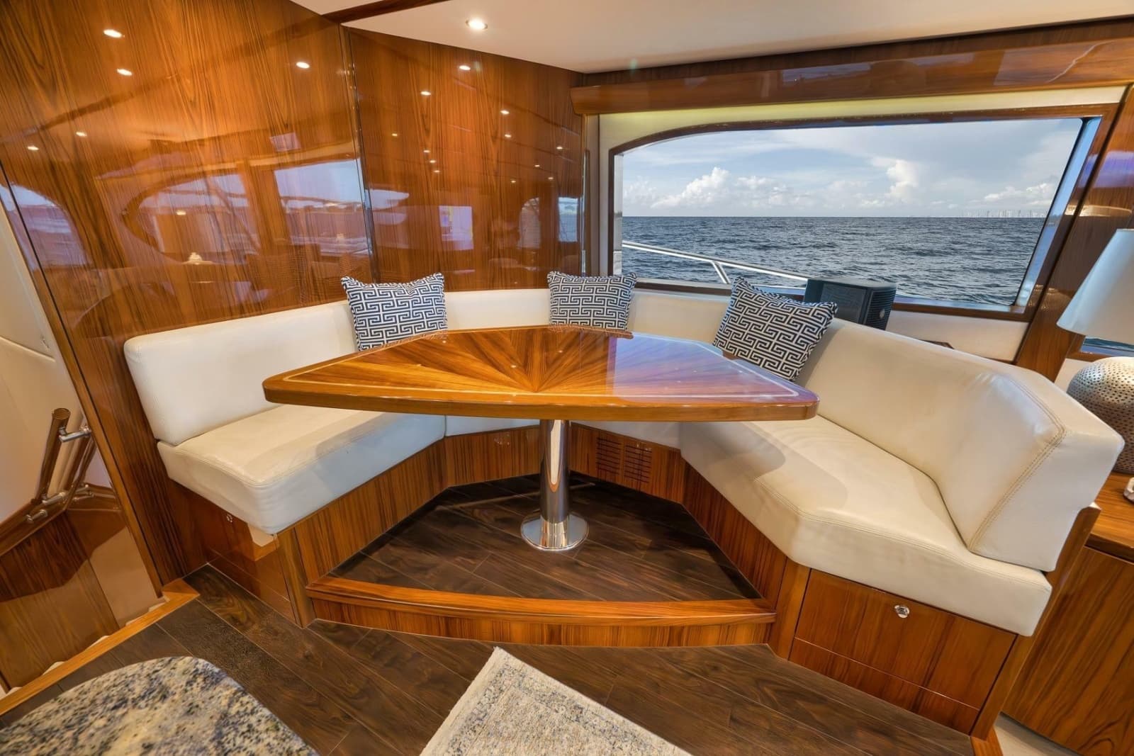2015 Hatteras GT70 - Photo 32