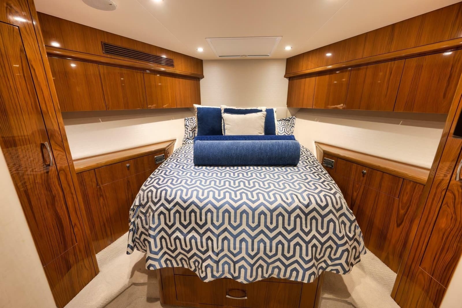 2015 Hatteras GT70 - Photo 48