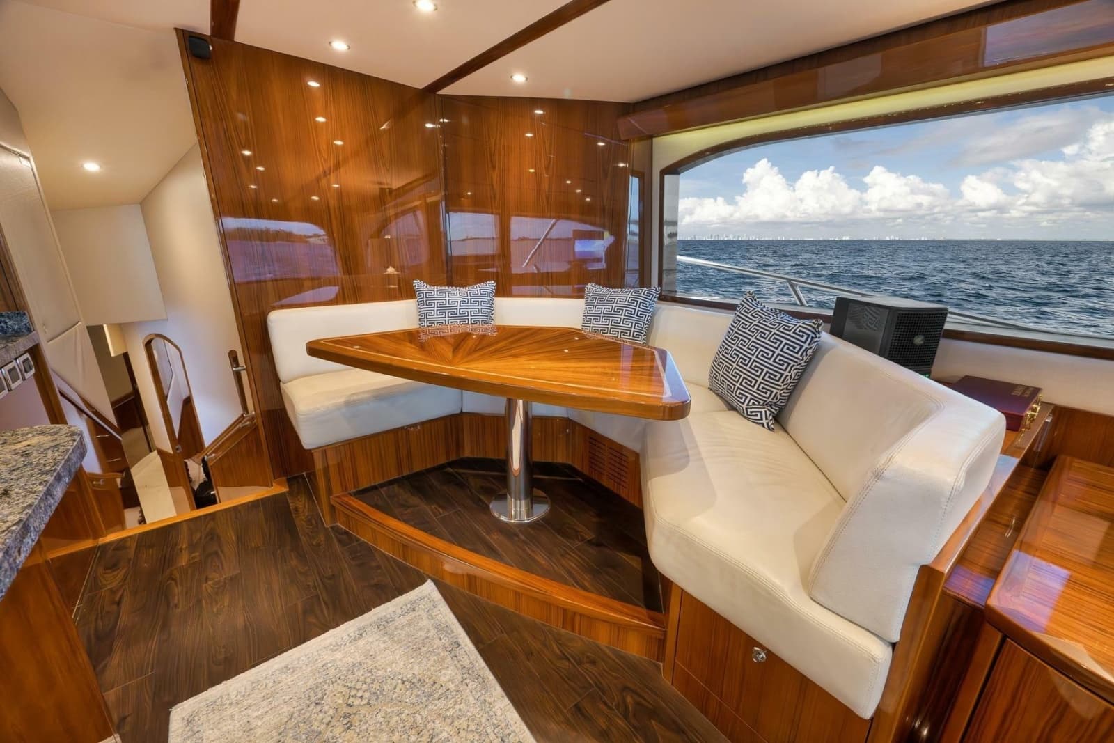 2015 Hatteras GT70 - Photo 33