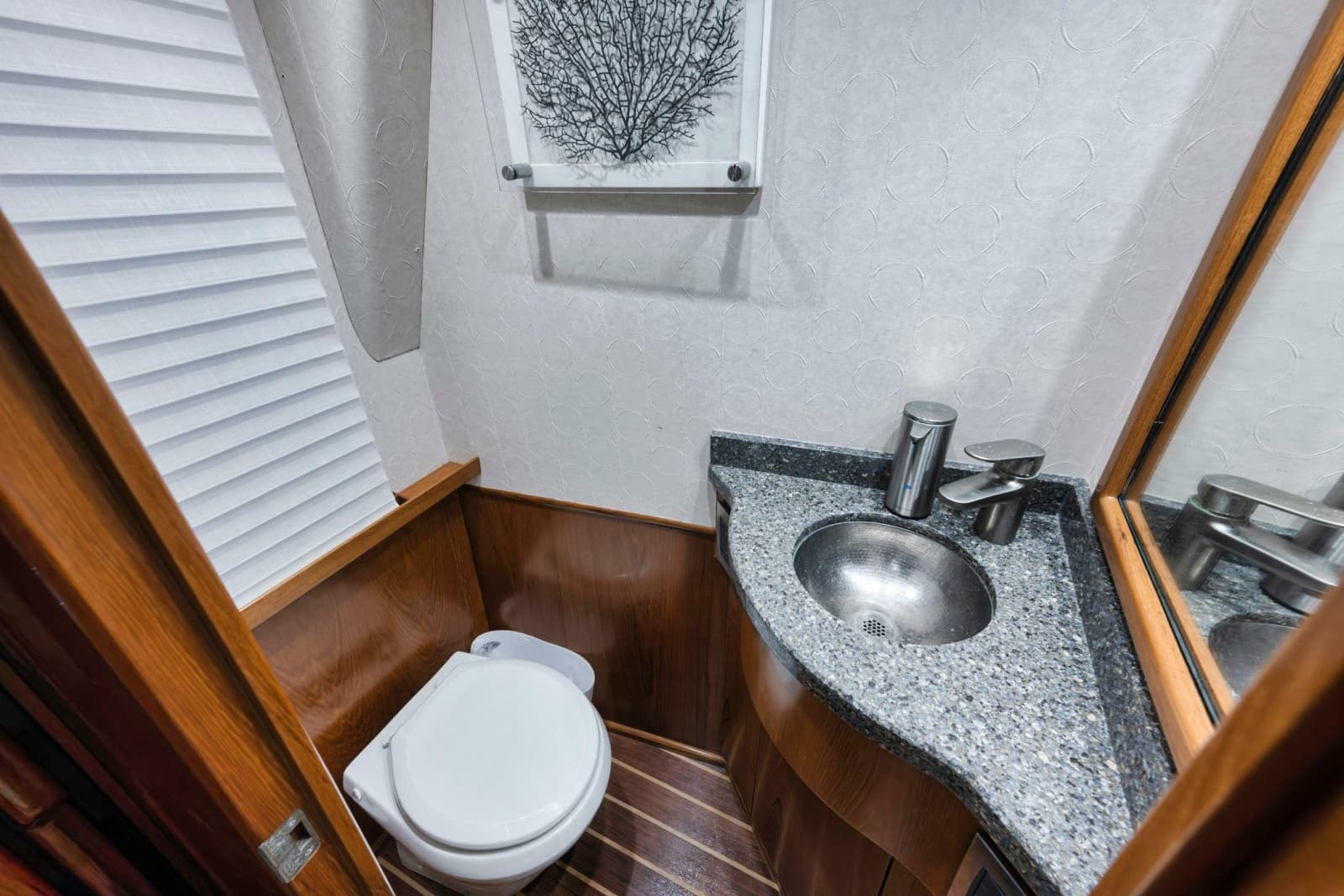 2015 Viking 70 Convertible - Photo 31