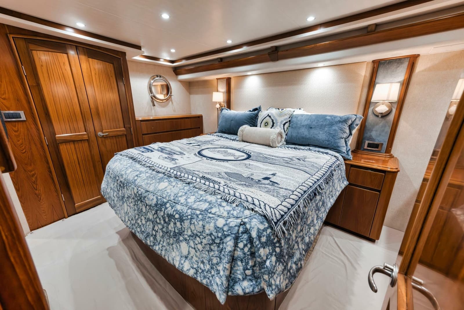 2015 Viking 70 Convertible - Photo 45