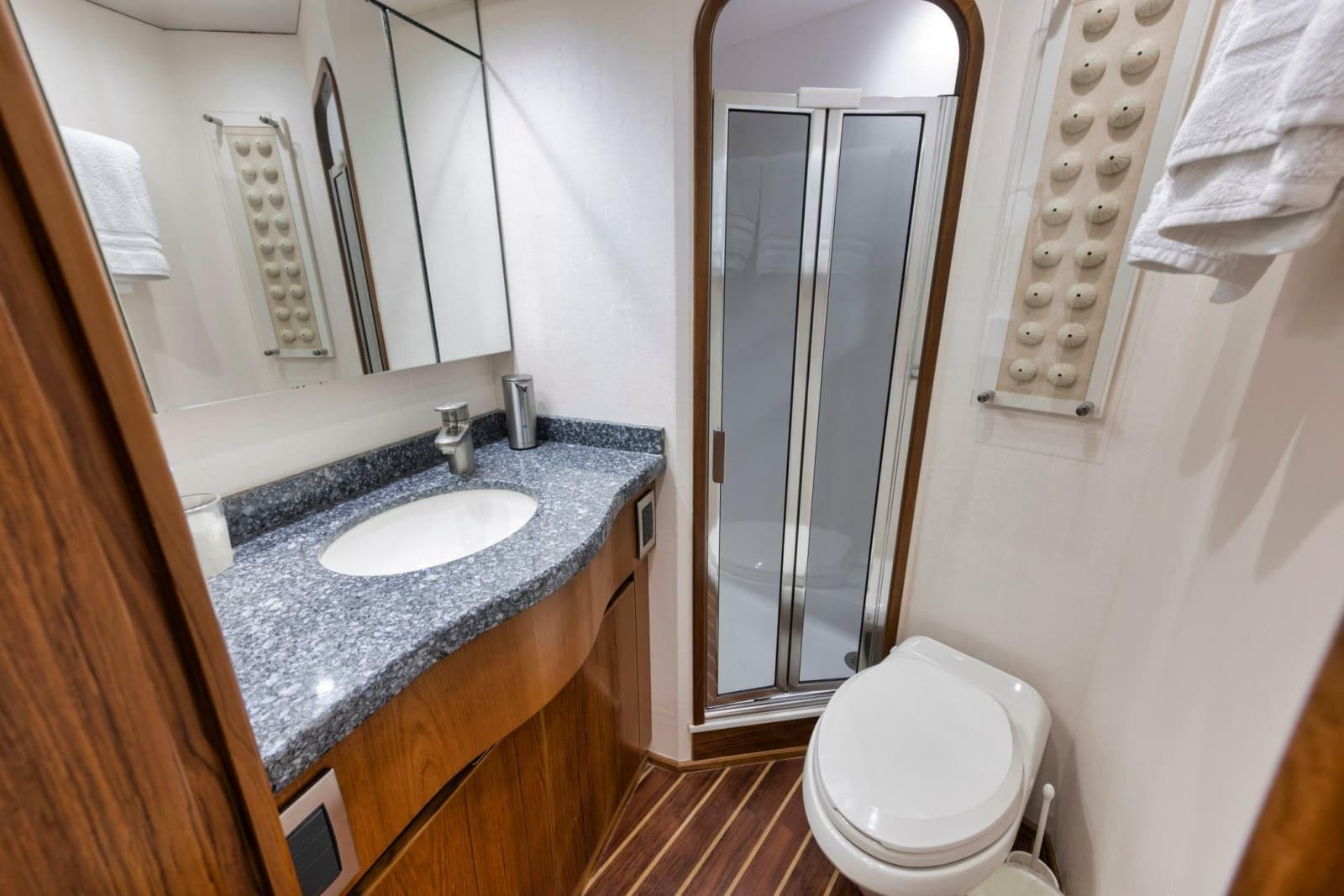 2015 Viking 70 Convertible - Photo 50