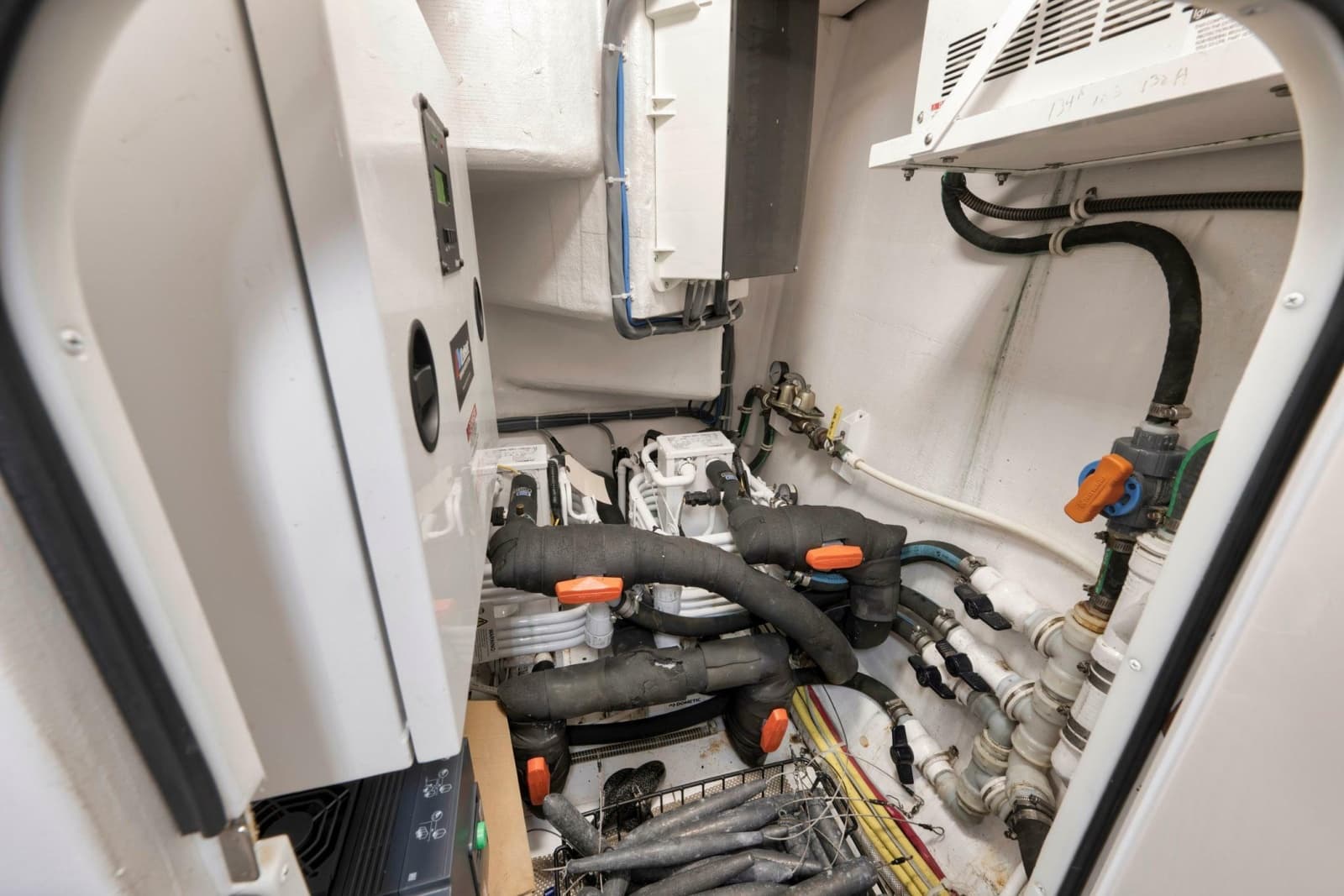 2015 Viking 70 Convertible - Photo 84