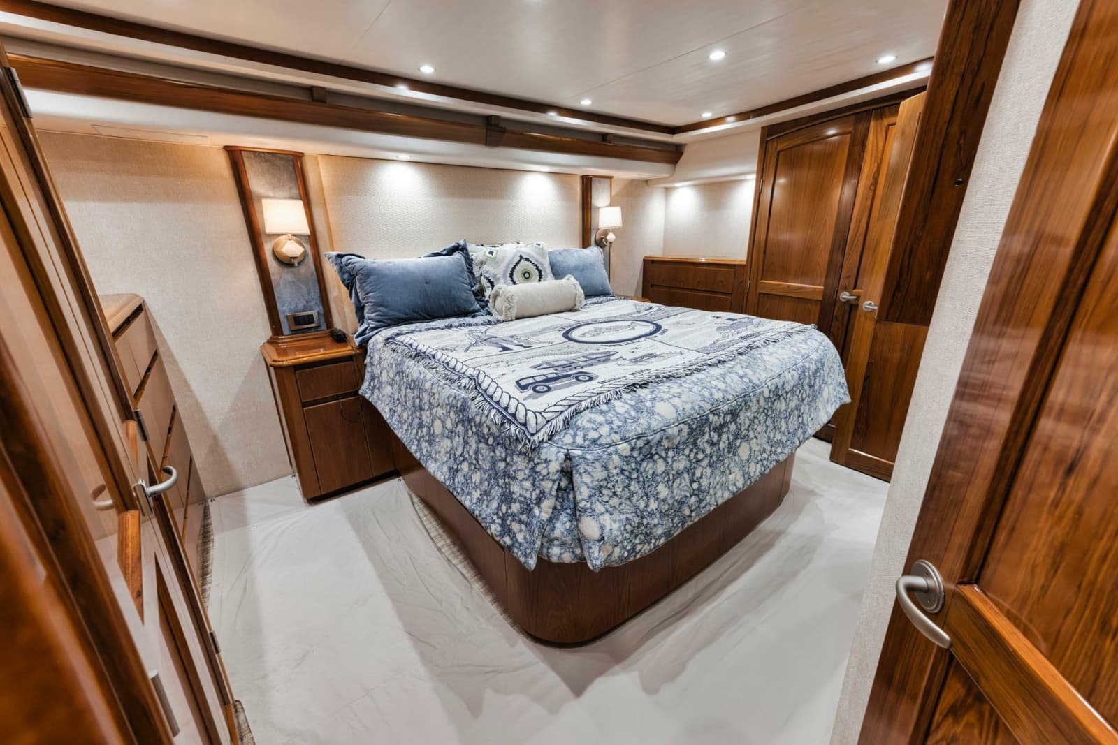 2015 Viking 70 Convertible - Photo 44