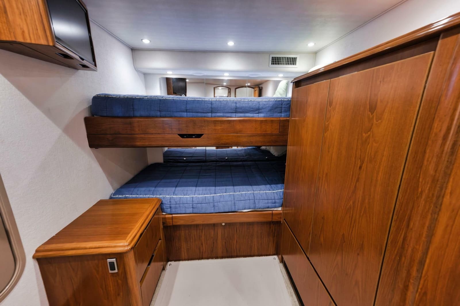 2015 Viking 70 Convertible - Photo 55