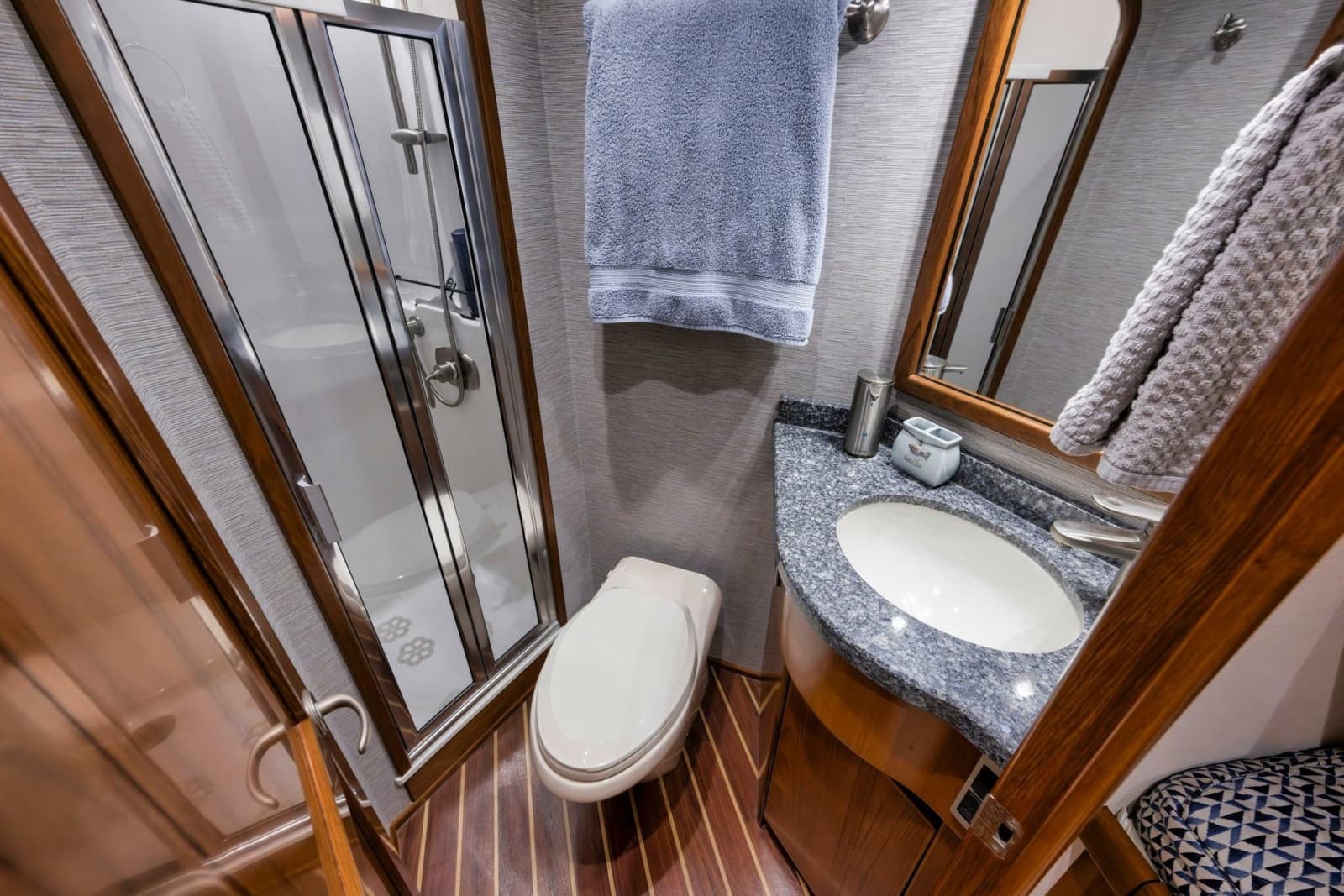 2015 Viking 70 Convertible - Photo 53