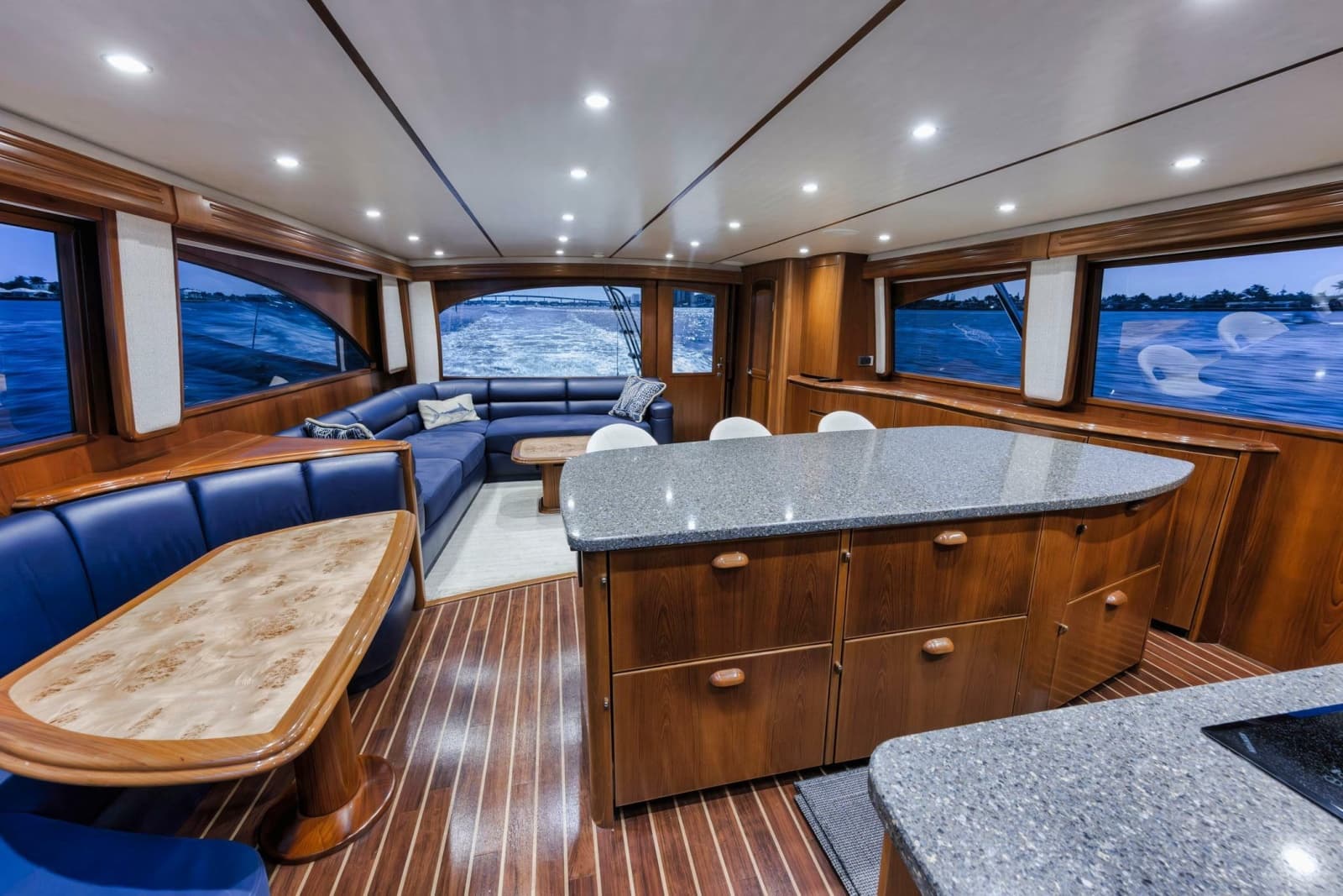 2015 Viking 70 Convertible - Photo 42