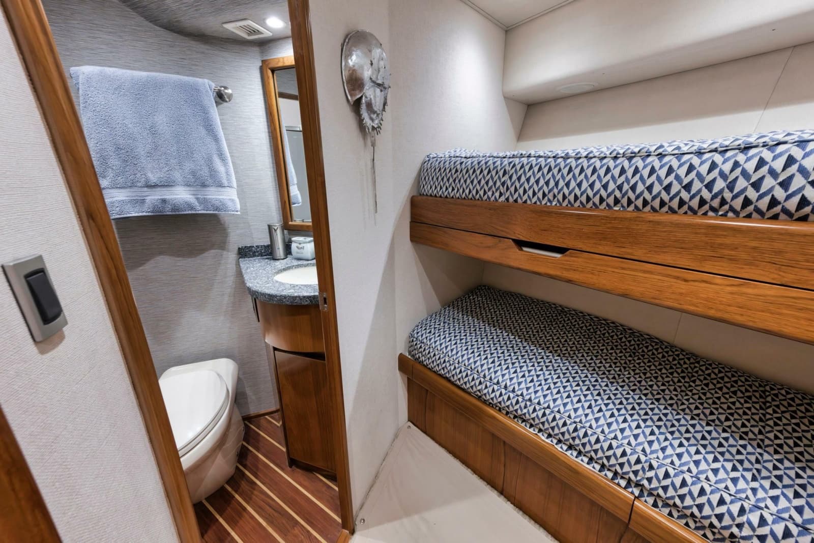 2015 Viking 70 Convertible - Photo 52