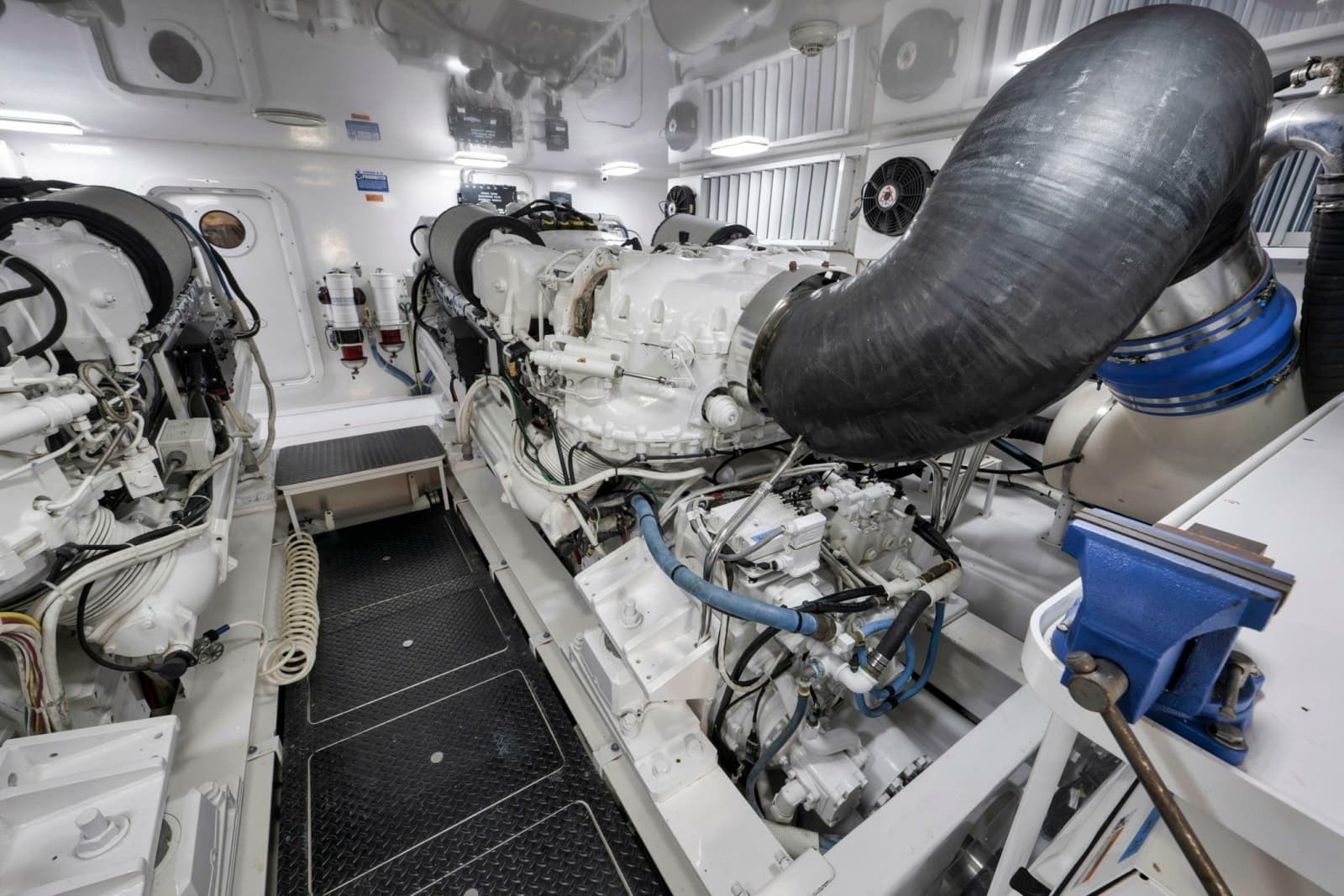 2015 Viking 70 Convertible - Photo 79