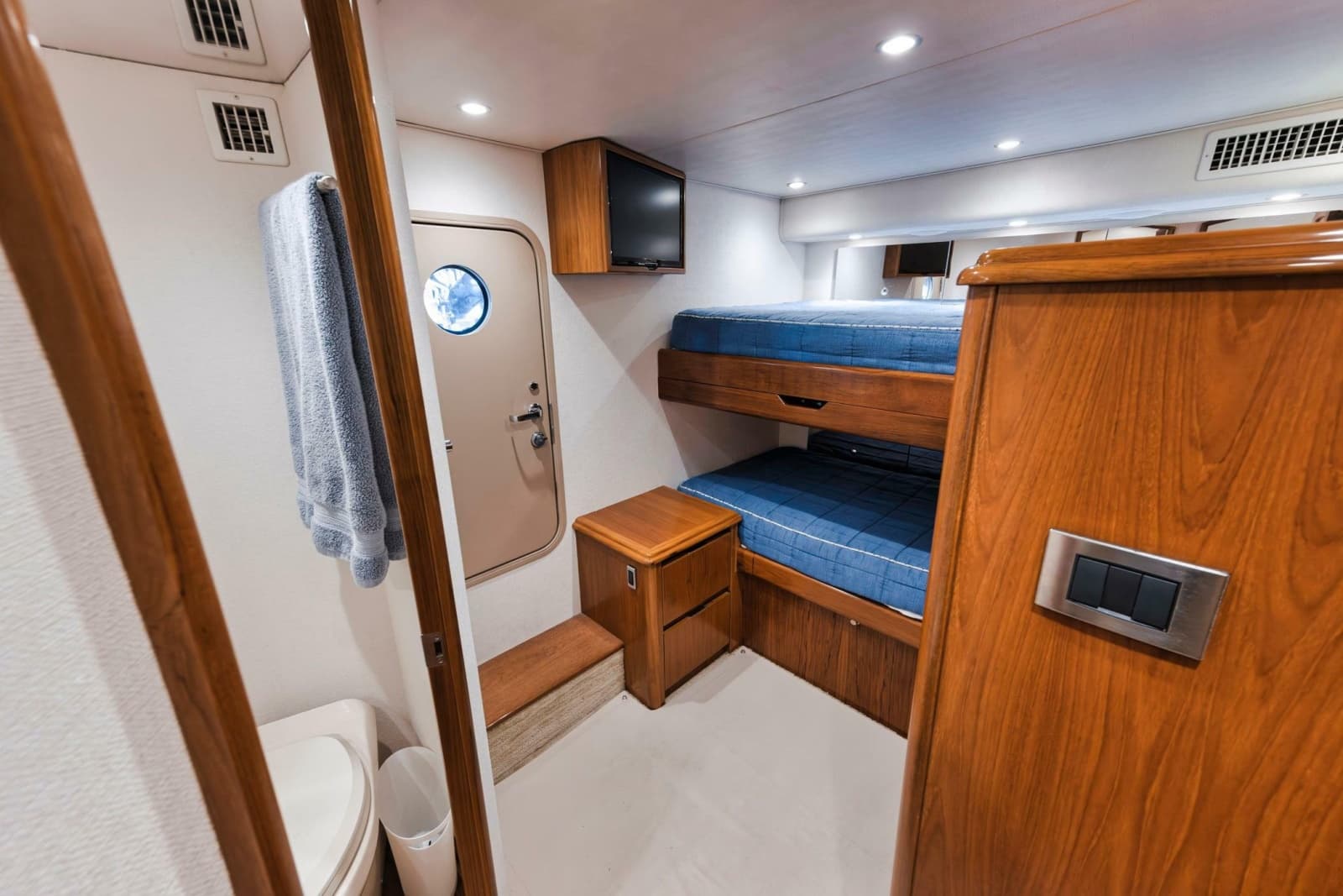 2015 Viking 70 Convertible - Photo 54