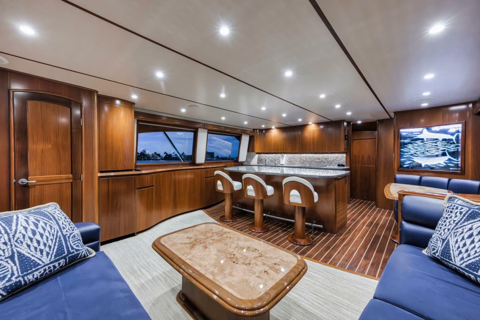 2015 Viking 70 Convertible - Photo 32