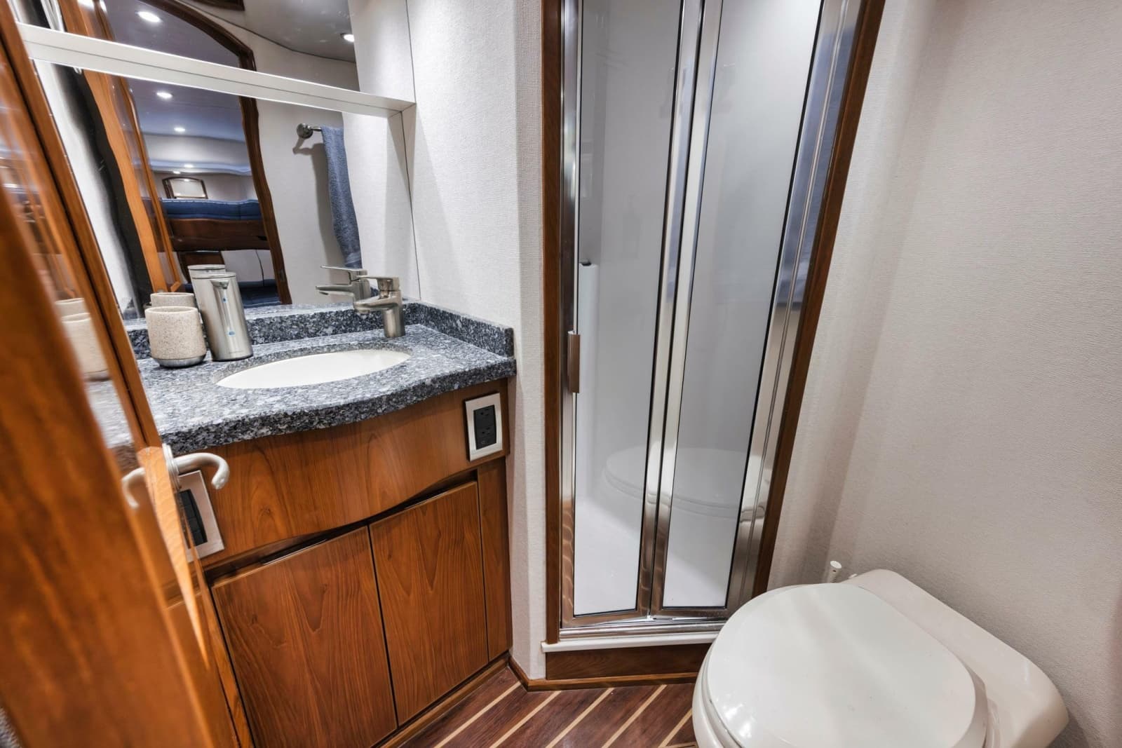 2015 Viking 70 Convertible - Photo 56
