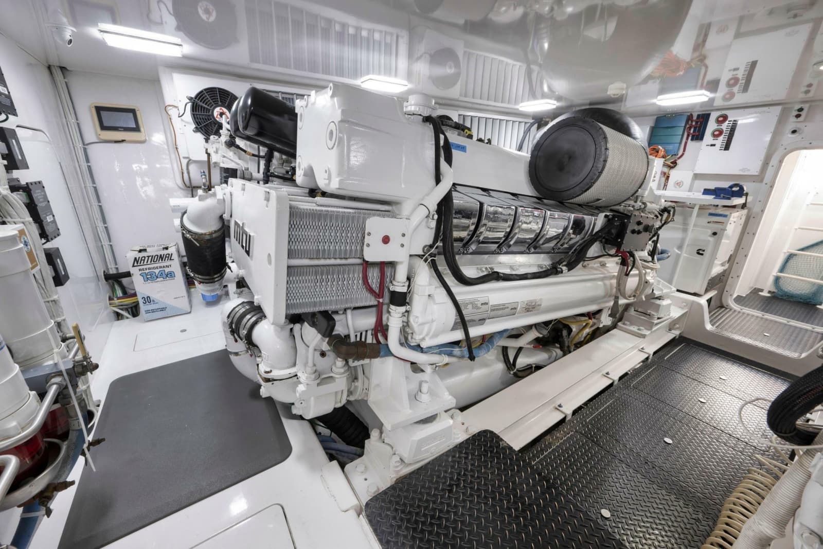 2015 Viking 70 Convertible - Photo 86