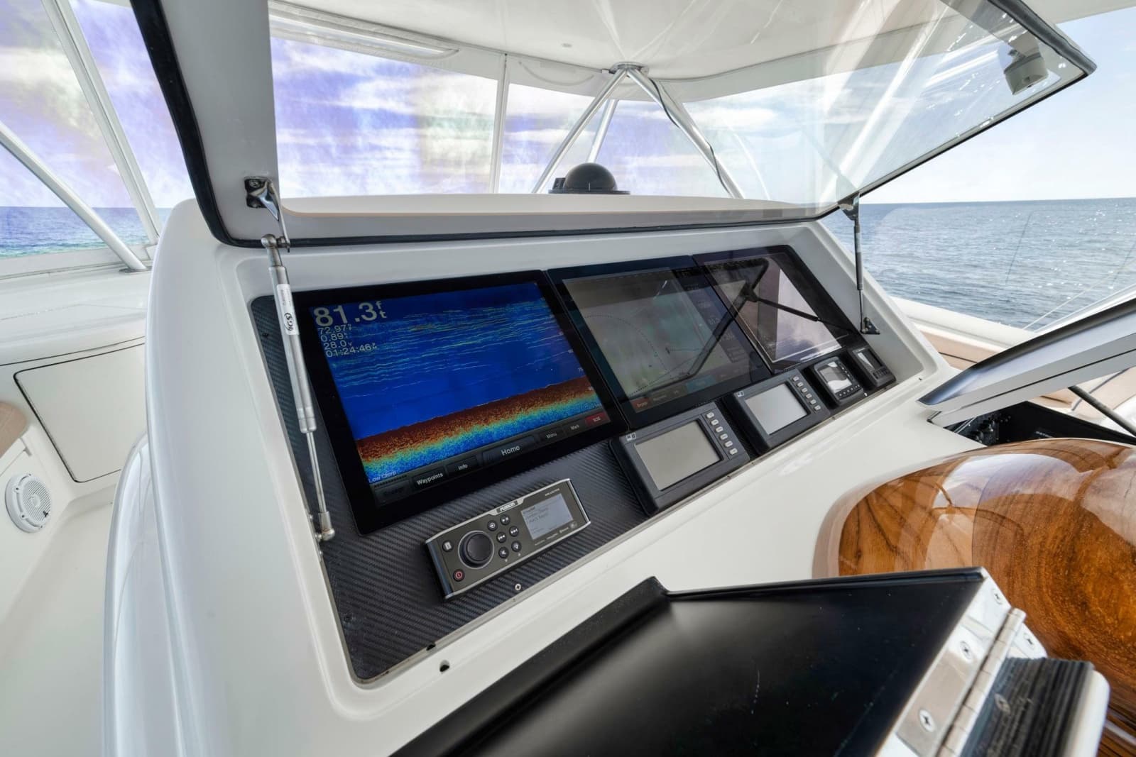 2015 Viking 70 Convertible - Photo 63