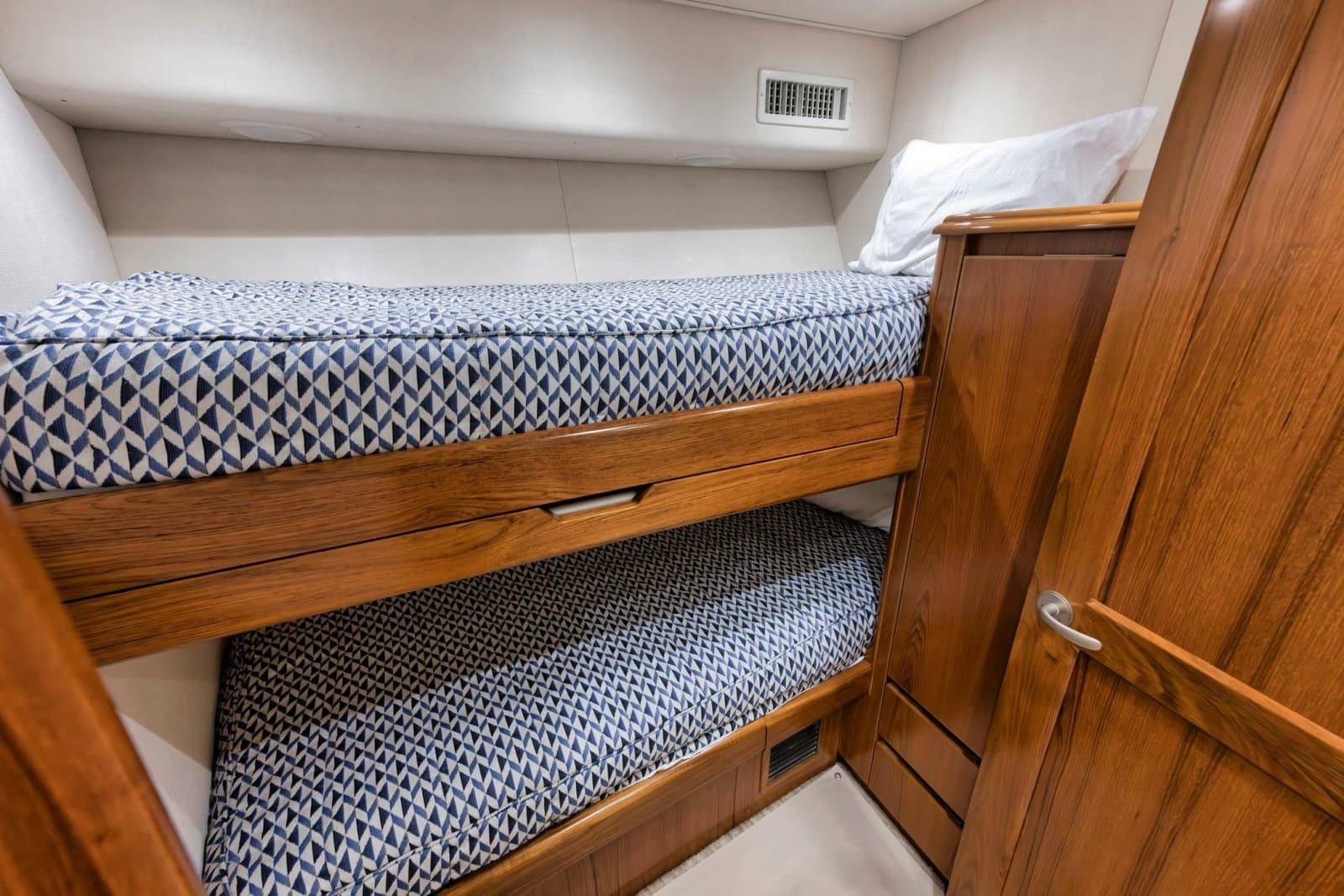 2015 Viking 70 Convertible - Photo 51