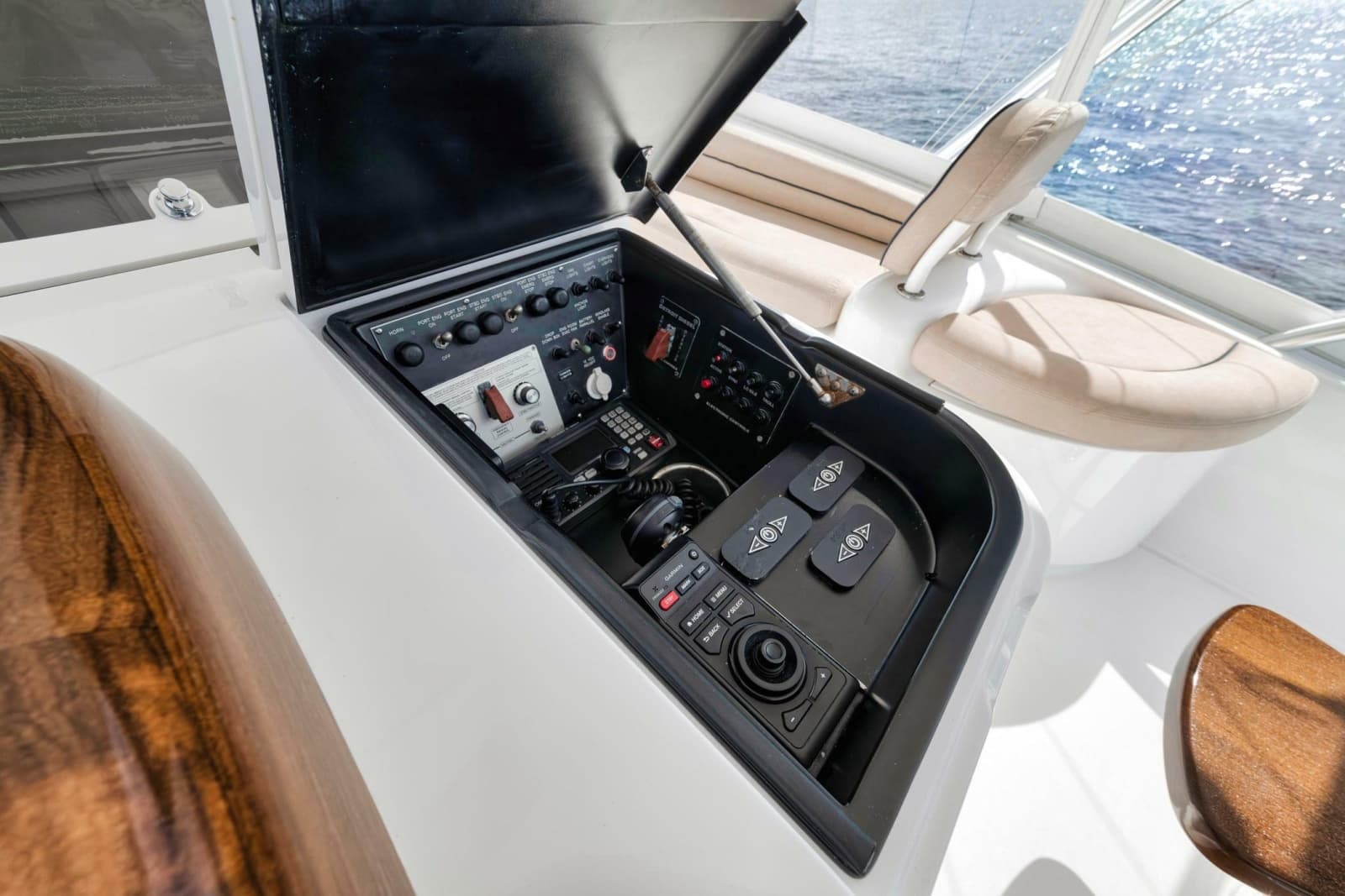 2015 Viking 70 Convertible - Photo 64