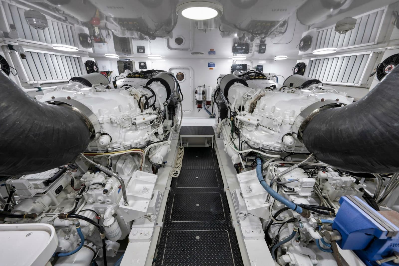 2015 Viking 70 Convertible - Photo 77