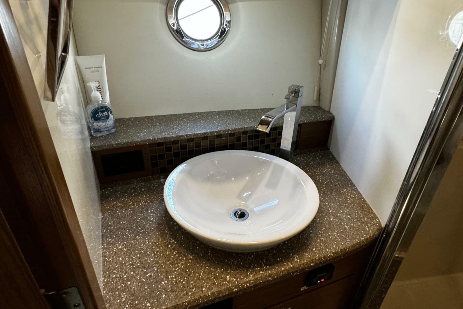 2014 Cruisers Yachts 45 Cantius - Photo 21