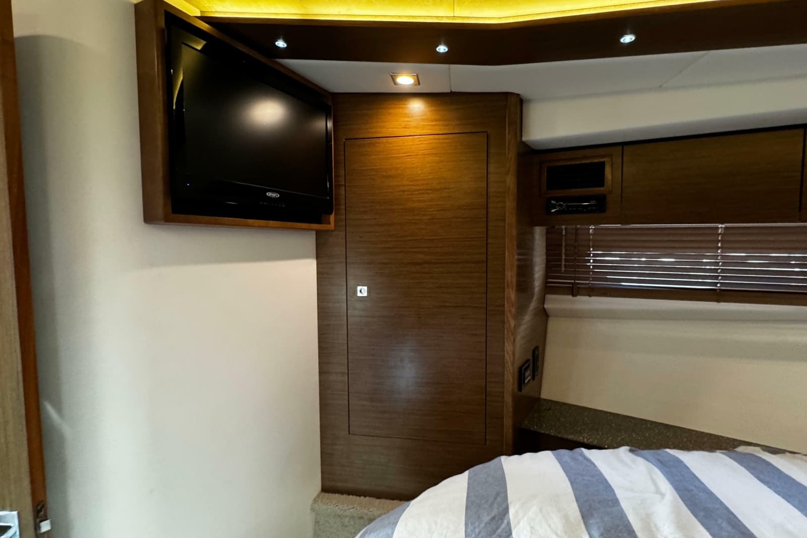 2014 Cruisers Yachts 45 Cantius - Photo 23