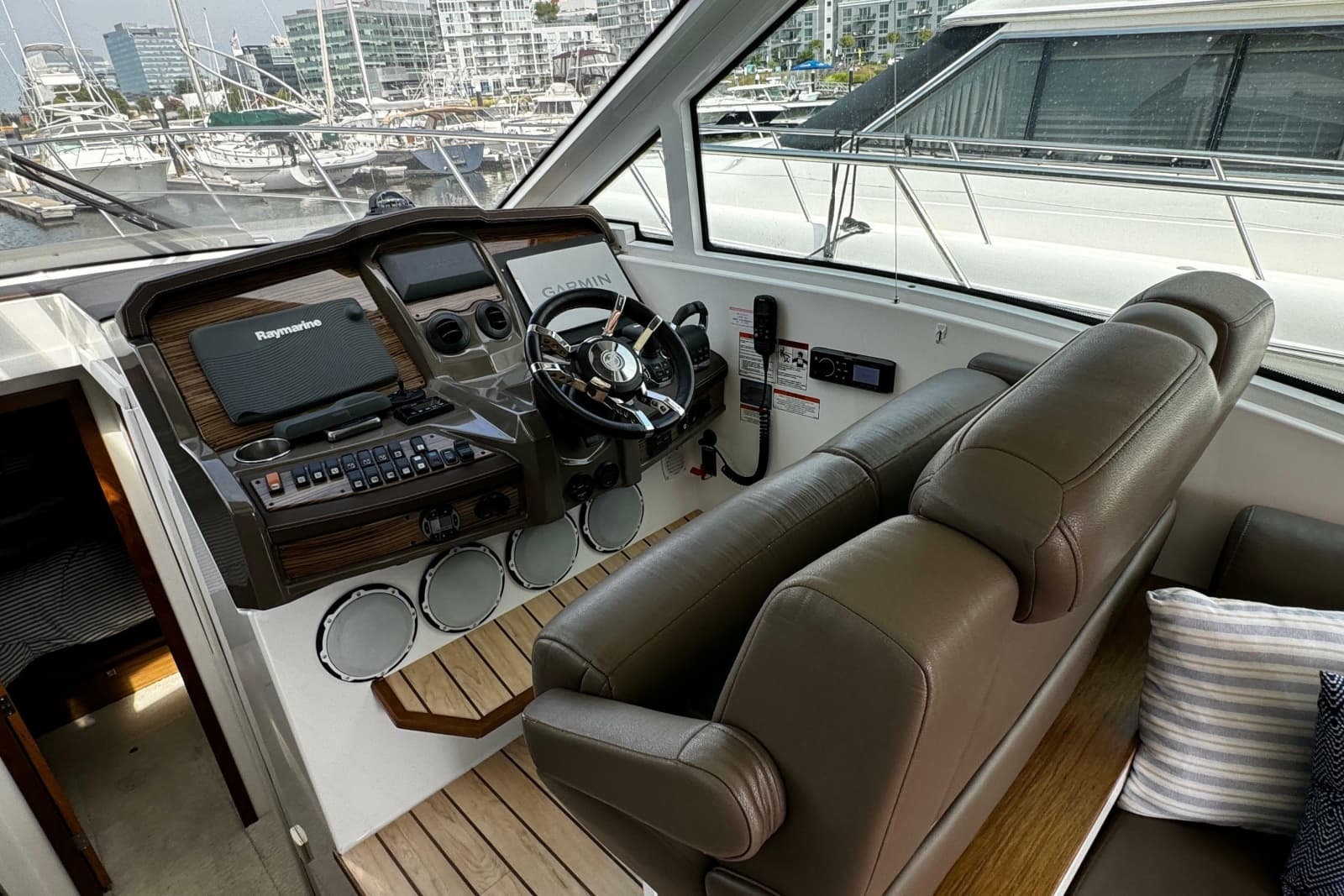 2014 Cruisers Yachts 45 Cantius - Photo 14