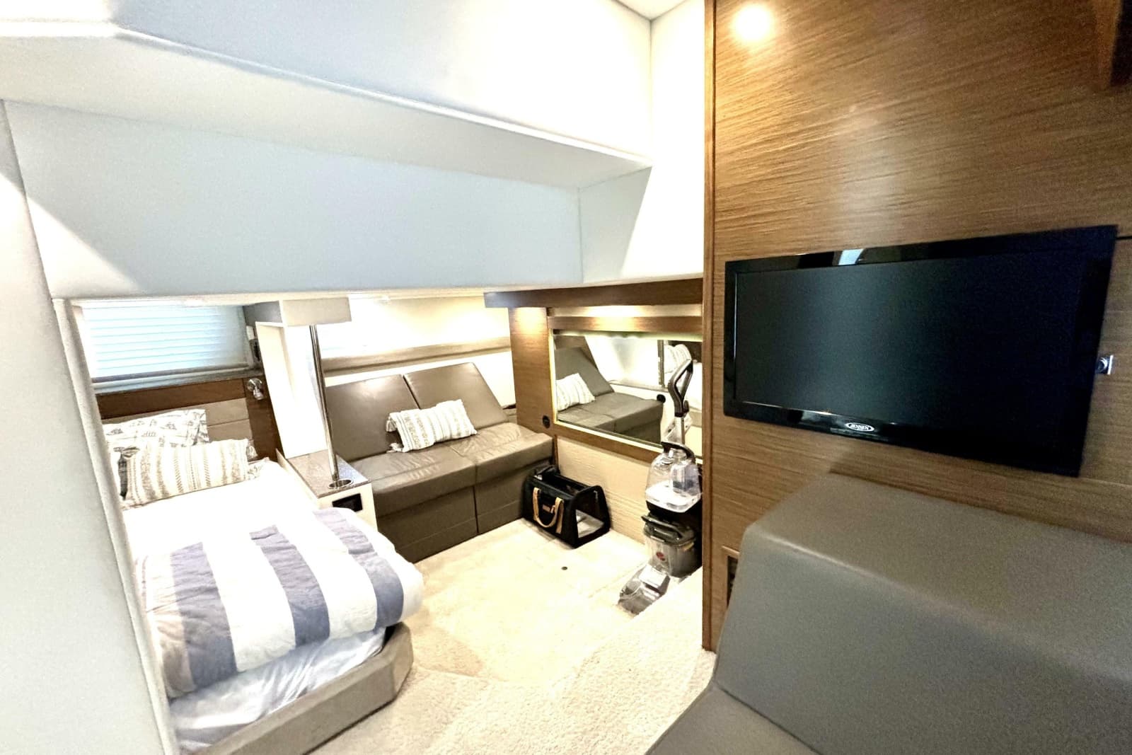 2014 Cruisers Yachts 45 Cantius - Photo 17