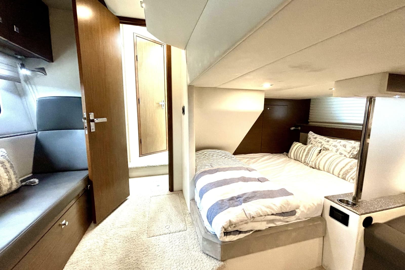 2014 Cruisers Yachts 45 Cantius - Photo 16