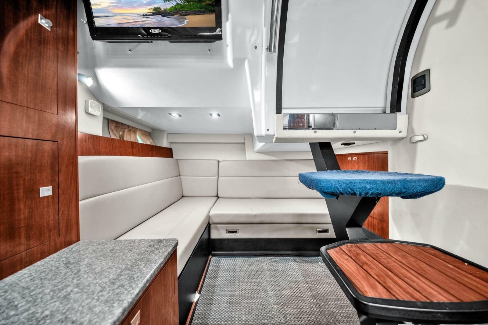 2014 Monterey 320 Sport Yacht - Photo 32