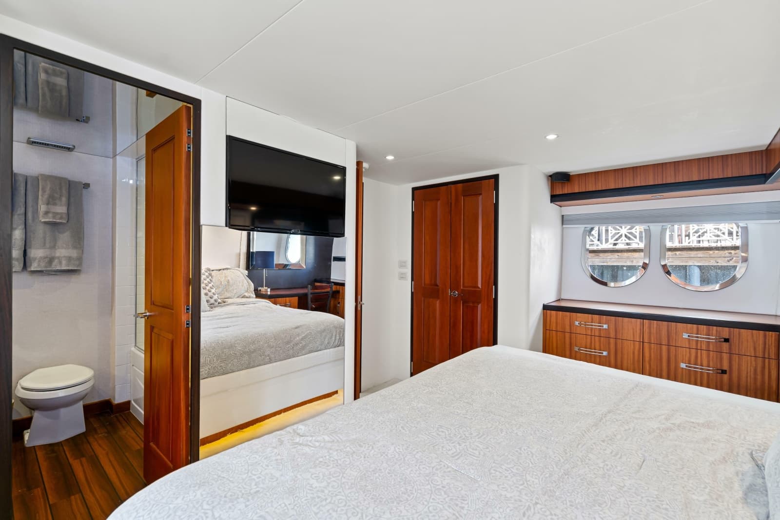 2013 Hatteras 60 Motor Yacht - Photo 37
