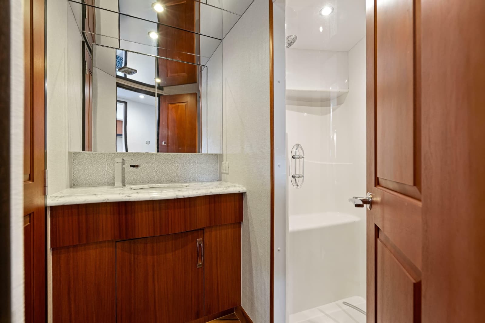 2013 Hatteras 60 Motor Yacht - Photo 47