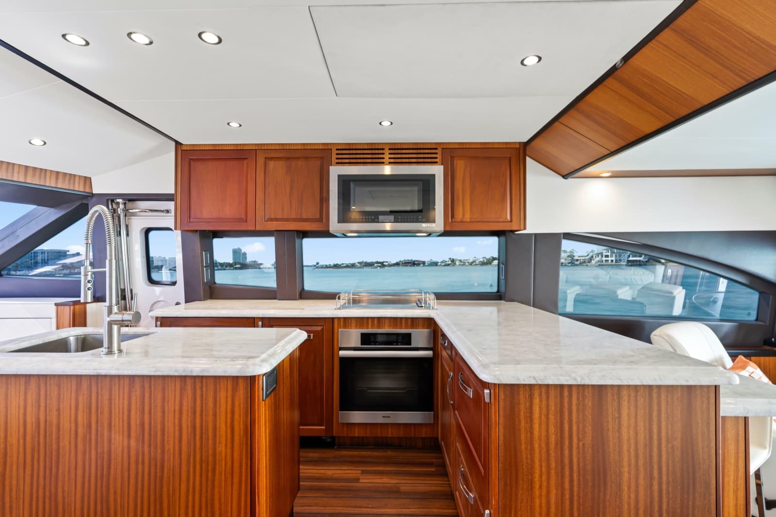 2013 Hatteras 60 Motor Yacht - Photo 22