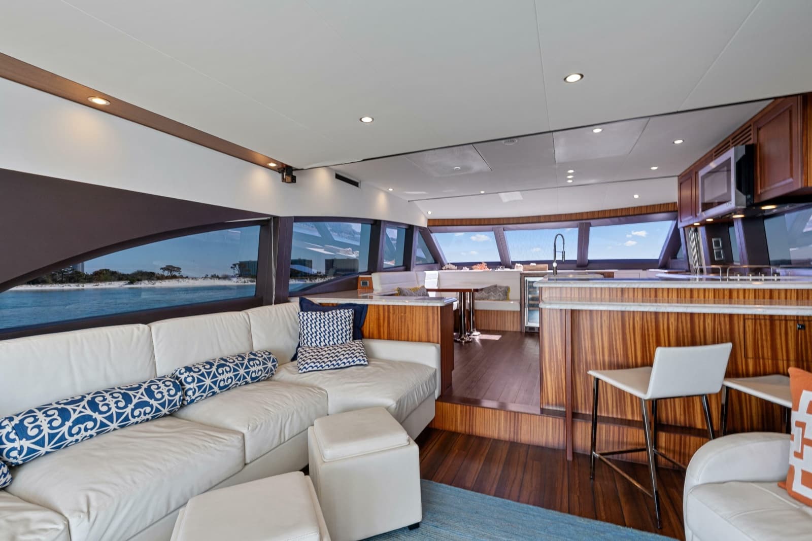 2013 Hatteras 60 Motor Yacht - Photo 11