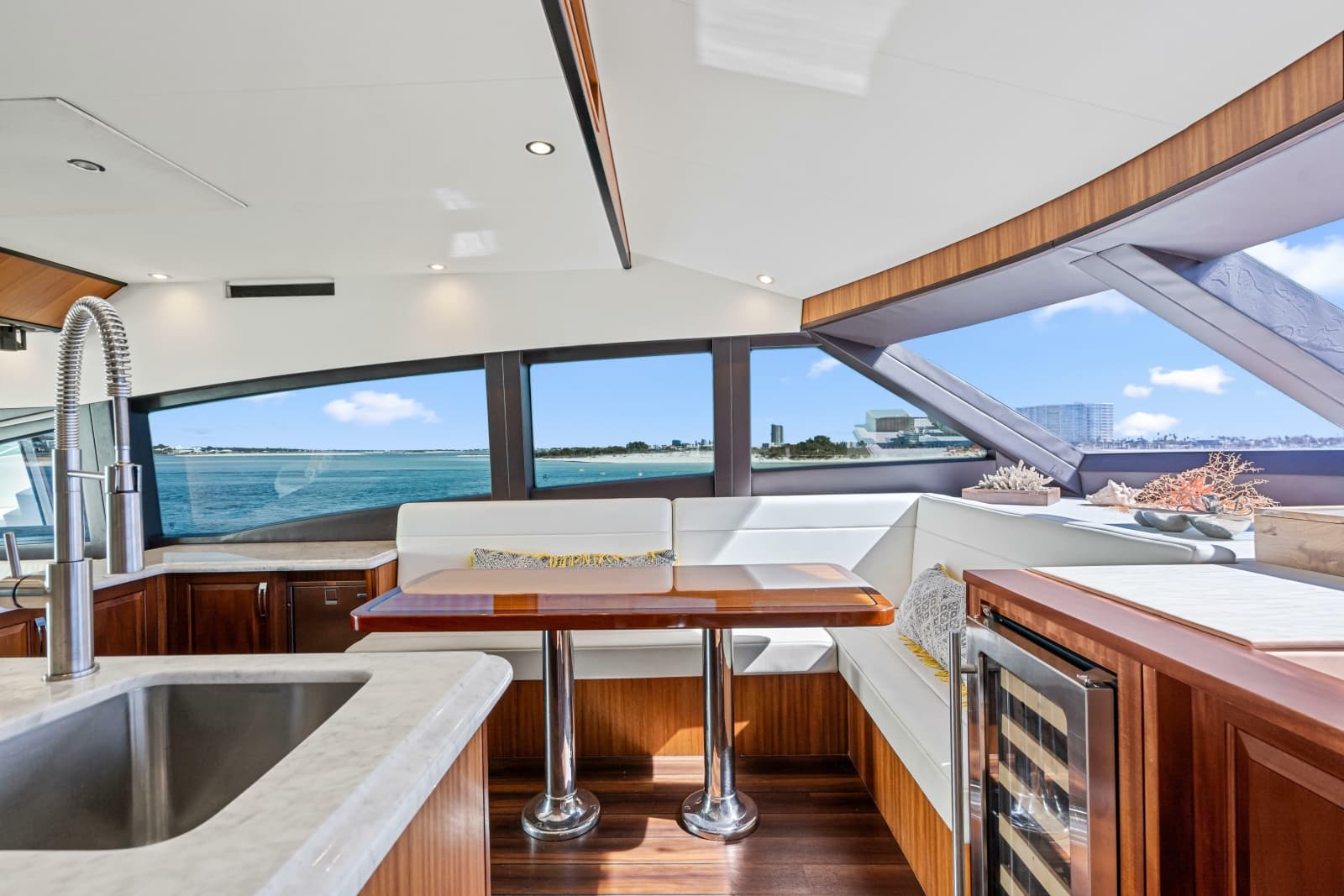 2013 Hatteras 60 Motor Yacht - Photo 19