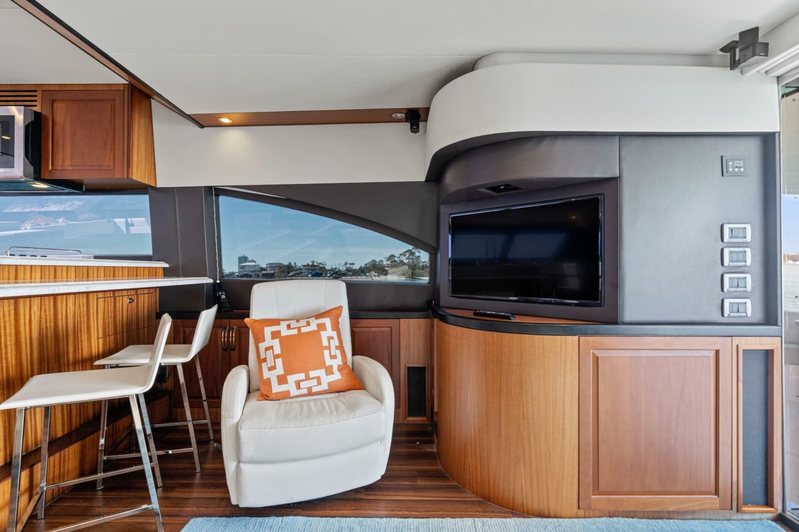 2013 Hatteras 60 Motor Yacht - Photo 13