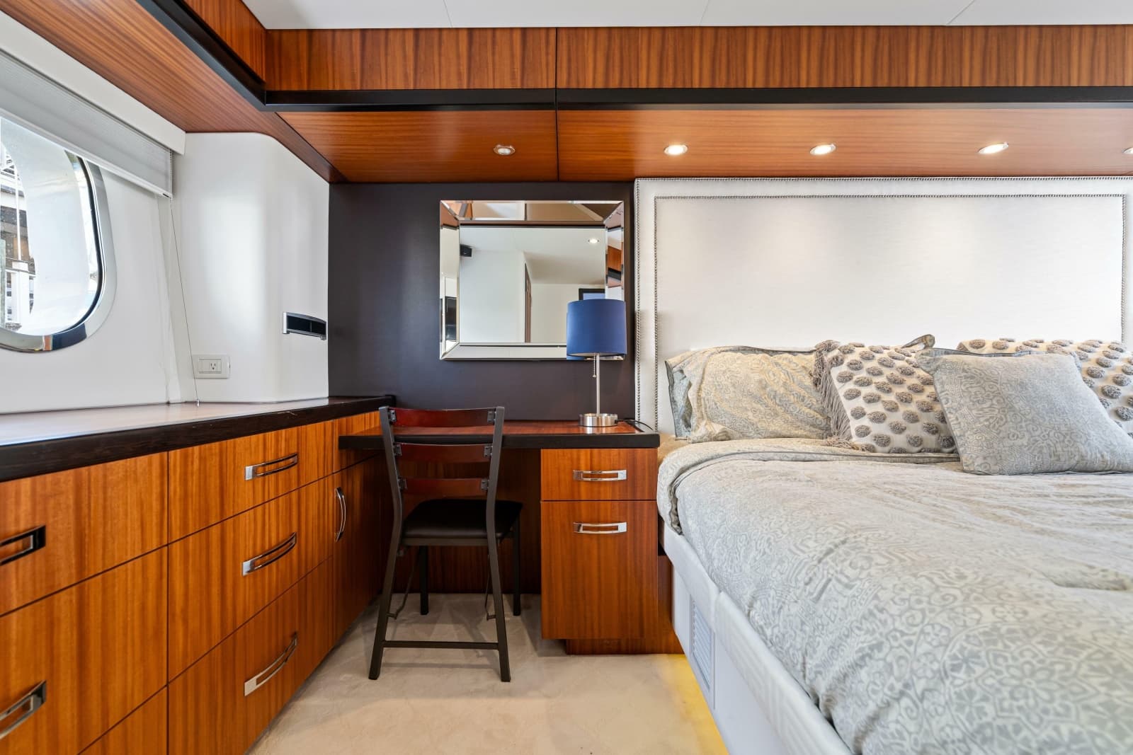2013 Hatteras 60 Motor Yacht - Photo 36