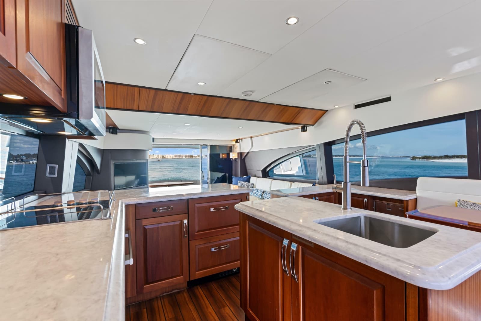 2013 Hatteras 60 Motor Yacht - Photo 20