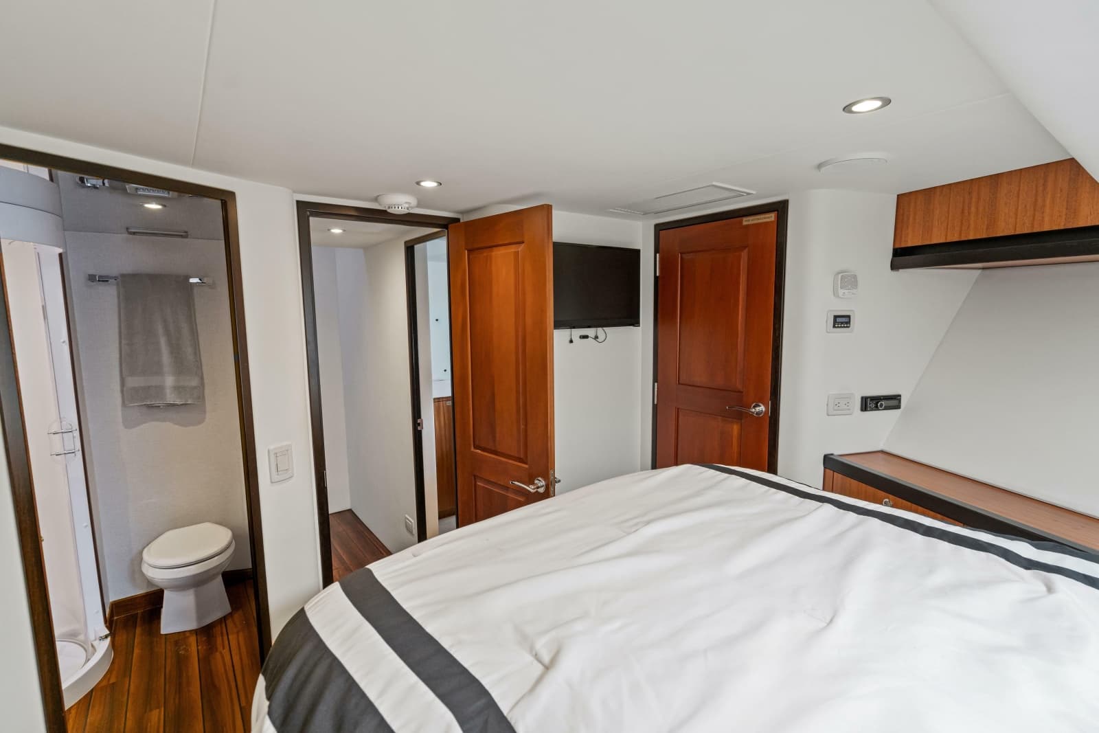 2013 Hatteras 60 Motor Yacht - Photo 46