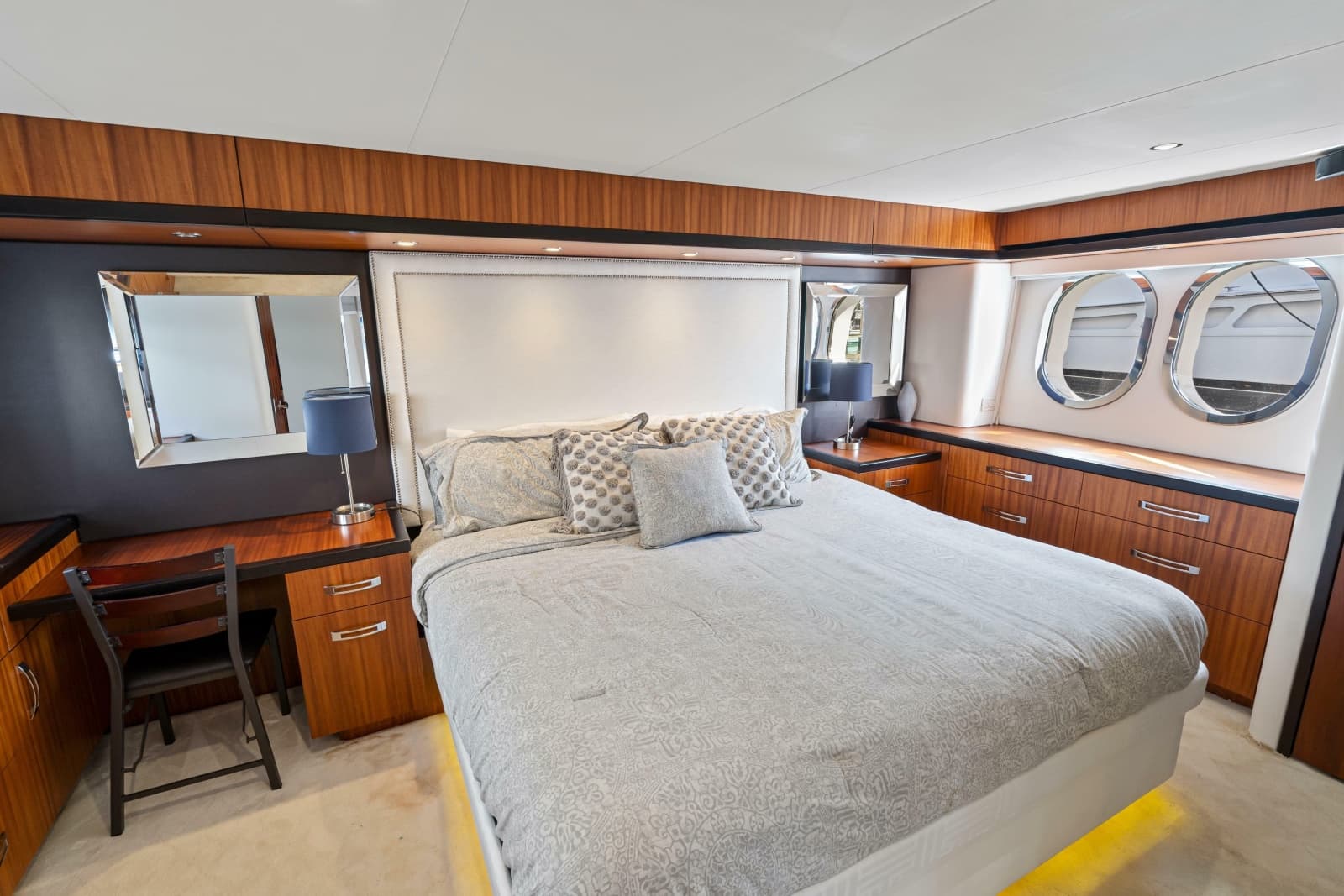 2013 Hatteras 60 Motor Yacht - Photo 38